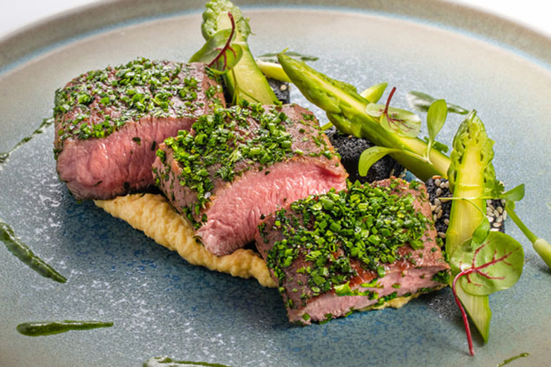 Gebratener Lammrücken auf Kichererbsen mit Panisse mit Schwarzem Sesam, grünem Spargel, Bärlauch - Rezept aus der Provence, super mit einem kräftigen Rotwein