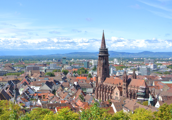 Freiburg mit dem Kaiserstuhl im Hintergrund. Foto: Pixabay