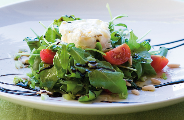 Schönes Vorgericht: Rucola-Salat mit warmem Ziegenkäse