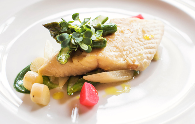 Bachsaibling mit mariniertem Spargel, Rezept von Alex Pfattner, Küchenchef in Taubers Unterwirt in Feldthurns/Südtirol. Foito: Annlies Leitner