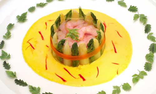 Raffinierte Vorspeise: Spargeltörtle mit Krebsen und Safransauce