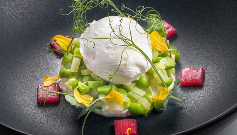 Frische Frühlingsvorspeise: Pochiertes Ei mit Erbsen und anregendem Rhabarber - Rezept aus der Provence, dazu ein sanft-süßer Weißwein