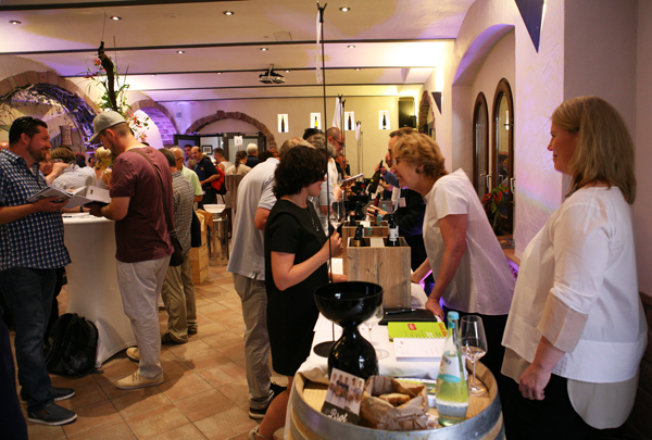 Blick in die von Uwe Warnecke initiierte „véritable 2018“ im Weingut Aloisiushof in St.Martin/Pfalz.