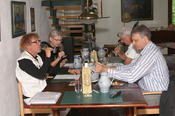 bonvinitas-Blindverkostung vom 24.6.2013. Von links im Uhrzeigersinn: Sahar Kratz, Weinjournalist (Wein&mehr), Susanne Hilz-Wagner, Food-Autorin; Horst Kröber, Weinbautechniker und Weinjournalist; fritz-Thomas Walter, Dipl.-Ing. Weinbau und Weinfachhändler, Lahr.