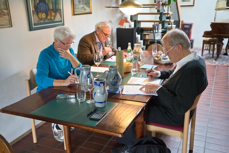 Fachprüfer bei der bonvinitas-Weinbewertung vom 26.10.2015, von links: Horst Kröber, K.-H. Maier, Gerd Salway. Foto: bonvinitas