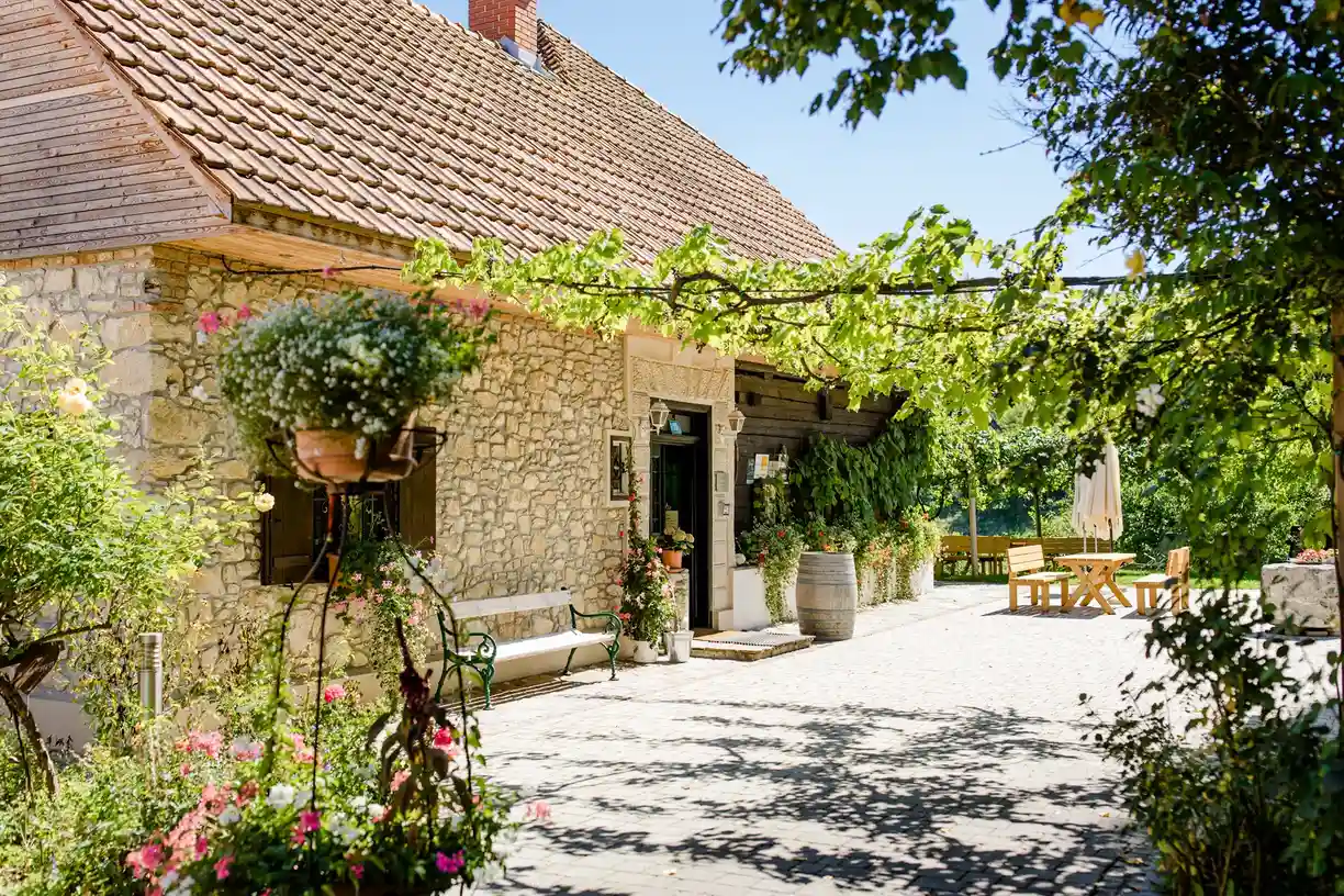 Weingut Primus-Polz, Blck in den Hof. Foto: Karin Bergmann