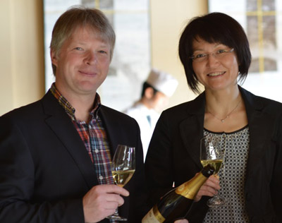 Weingut Biffar: Fumiko Tokuoka mit Kellermeister Michael Leibrecht.