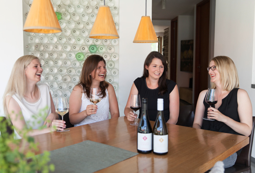 „Frauenzimmer“: Vier junge Winzerinnen aus vier Gebieten Österreichs präsentieren drei gemeinsame Cuvées, Stand Weinkultur Preiß. Foto: Christina Leuer