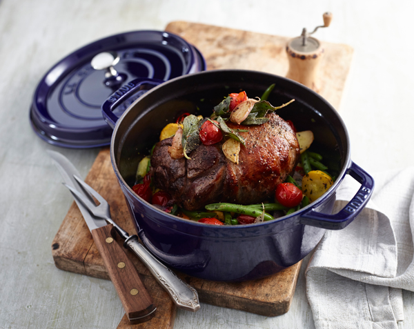 Außen emailliert innen Gußeisen sind die Kochtöpfe „La Cocotte“ von Zwilling aus der Serie Staub.
