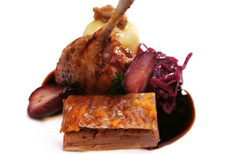 Ente mit Rotkohl, Rotweinbirne und Kartoffelklos, raffiniert mit ...