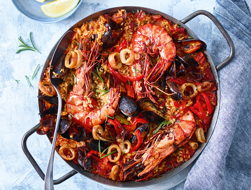 Leckere Meeresfrüchte-Paella mit Garnelen, Muscheln, Calamari