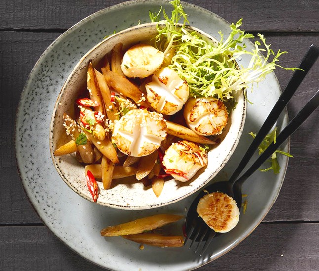 Gegrillte Jakobsmuscheln mit Spargelsalat