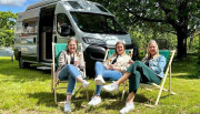Caravaning in Weinbaugebiete wird immer beliebter. Die badischen Weinhoheiten auf &#039;Ansteckertour&#039;: (von links) Weinprinzessin Katharina Bruder, die badische Weinkönigin Julia Noll und Weinprinzessin Alisa Höll