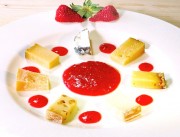 Käse mit frischem Erdbeermus - eine Delikatesse mit einem edelsüßen Wein