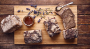 Eines der TOP-Feinschmeckerbrote von Peter Kapp zum Nachbacken: Das Honig-Lavendelbrot, eines seiner vielen tollen Rezepte aus der &#039;Meisterklasse&#039;