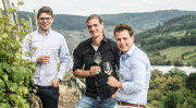 Weingut Albert Kallfelz, Mitglied in DER RING Mosel 1899 ein Moselpionier – Rieslinge von höchster Eleganz.  Im Bild die Leitung - von links: Maximilian Kallfelz, Kellermeister Dennis Lehmen, Florian Scheidt, Schwager von Kallfelz. Foto: Doris Schnorbach