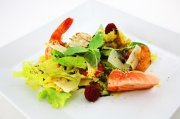 Salat mit Riesengambas, Jakobsmuscheln, Tranchen vom Lachs und Wassermelone vom Grill