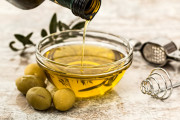 Olivenöl – flüssiges Gold der Natur - woran gutes Olivenöl zu erkennen ist. Olivenöl-Expertin Manuela Opromolla verrät viel Wissenswertes. Foto: Pixabay