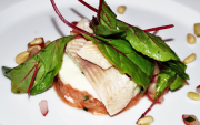 Lachstartar mit feiner Räucherfischmousse auf Radieschen-Gurkensalat