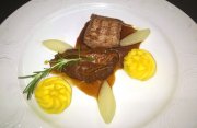 Duett vom Duroc-Schwein, Backe und Filet, Rezept vom Hotel Miramar auf Sylt. Foto: Hotel Miramar