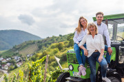 Weingut Mathern in Niederhausen/Nahe: "Riesling & Co - that's our thing!" That's the motto. Great variety of soils and what individual wines the Riesling makes of it. In the picture: Gloria Mathern with daughter Luisa and son Henning. Photo: Inge Miczka