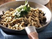 Herbsthit: Kastanienspätzle mit Lauch und Speckstreifen