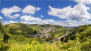 Blick ins Ruwertal. In der Mitte Kasel, links die Lage Kaseler Nies’chen, vom VDP als „Große Lage“ klassifiziert. Foto: Touristinformation Ruwer/Eike Bock