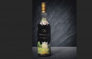 Weltrekord: Eine Flasche Whisky für 1.352. 400 Euro versteigert eine Macallan 1926 - 60-Year-Old Malt Unikatflasche handbemalt von Michael Dillon