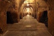 In vielen Champagner-Kellereien existieren kilometerlange Gänge, die über Generationen in die Kreidefelsen geschlagen wurden, wo die edlen Tropfen reifen.  Foto: Michel Guillard, Comité Interprofessionnel du Vin de Champagne (CIVC)