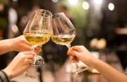 Weinkonsum leicht gestiegen – Deutsche tranken mehr Wein in der Zeit vom 1.8.2019 bis 31.7.2020 – insgesamt 17,2 Mio. Hektoliter = 86.000 Tanklastzüge