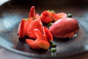 Molke-Rhabarbersorbet mit marinierten Erdbeeren - Weinempfehlung dazu: Einen blitzsauberen fast kristallenen Dessertwein