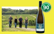 Das Weingut Knöll und Vogel: (von rechts) Nicole Vogel, Vater Manfred Vogel, Sandra Vogel sowie Stefan Trutter, Nicoles Ehemann. Familienfoto: Melanie Hubach