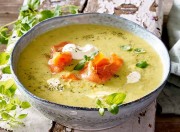 Kartoffel-Buttermilchsuppe mit geräuchertem Lachs