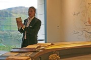 Roman Niewodniczanski als Pinonier erklärt im &quot;Tower&quot; des neuen Kellereigebäudes seines VDP Weinguts Van Volxem / Saar an Hand historischer Weinkarten wie wertgeschätzt leichte Mosel waren - aus gutem Grund. Foto: bonvinitas