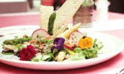 Salat von weißem und grünem Stangenspargel