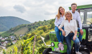 Weingut Mathern in Niederhausen / Nahe: „Riesling & Co – das ist unser Ding!“ Gloria Mathern mit Tochter Luisa und Sohn Henning. Foto: Inge Miczka