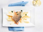 Alpenlachs mit Spargel in Wein-Sauce