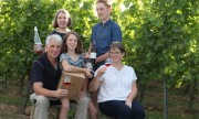 Weingut-Weinhaus Winkler: ökologischer Weinbau und sehr gute Weine aus PIWI-Sorten – pilzwiderstandsfähige. Andreas Winkler mit Stefanie Winkler-Braun und Kindern.