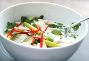 Asiatische Hühnersuppe Tom Kha Gai. Foto: Excellence Kochschulen