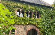 Das Graue Haus, Deutschlands ältestes Steinhaus: wachgeküsst als ‚Trüffel im Rheingau‘. Manuel Stirn: kein heiliger Gourmet-Tempel, sondern für alle, die sich treffen und nett genießen möchten
