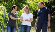 Weingut Knöll und Vogel (von links): Sandra Vogel, Nicole Vogel und ihr Ehemann Stefan Trutter. Foto: Melanie Hubach