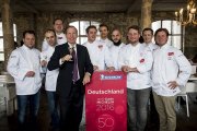 Gruppenfoto mit Sterneköchen (v.l.): Jan Hartwig, Andreas Krolik, Florian Zumkeller, Michael Ellis (internationaler Direktor des Guide Michelin), Sven Nöthel, Joachim Busch, Micha Schäfer, Sebastian Frank, Thomas Schanz, Kevin Fehling.