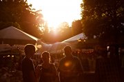 Der Mainzer Weinmarkt lockt im August und September in den Stadtpark und Rosengarten. Foto: Rheinhessenwein e.V. / Robert Dieth (www.dieth.com)