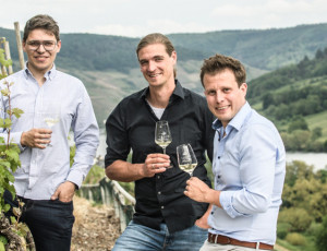 Weingut Albert Kallfelz, Mitglied in DER RING Mosel 1899 ein Moselpionier – Rieslinge von höchster Eleganz.  Im Bild die Leitung - von links: Maximilian Kallfelz, Kellermeister Dennis Lehmen, Florian Scheidt, Schwager von Kallfelz. Foto: Doris Schnorbach