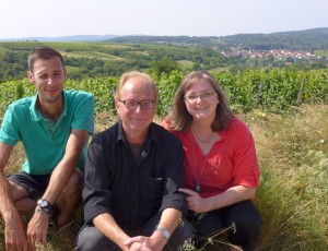 Weingut Brenneis-Koch in Bad Dürkheim: Matthias Koch (Mitte) und Verena Suratny, links der Meisterschüler Matthias Dörrlamm. Foto: PR