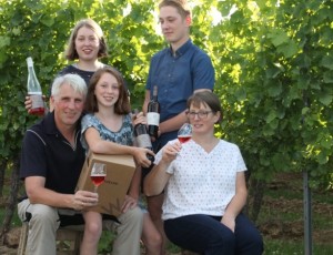 Weingut-Weinhaus Winkler: ökologischer Weinbau und sehr gute Weine aus PIWI-Sorten – pilzwiderstandsfähige. Andreas Winkler mit Stefanie Winkler-Braun und Kindern.