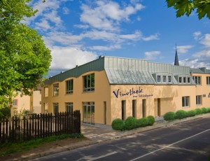 Weingut Residenz Bechtel in Worms-Heppenheim: Hier das gutseigene Hotel mit Vinothek in Worms-Herrnsheim