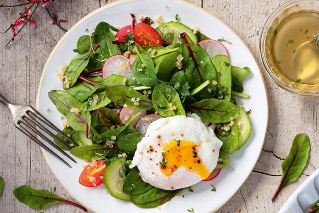 Frühlingssalat mit Quinoa und pochiertem Ei - Weintipp: Rosé