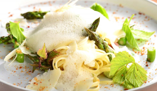 Pappardelle mit Spargel und Speck - darüber Käseschaumsauce