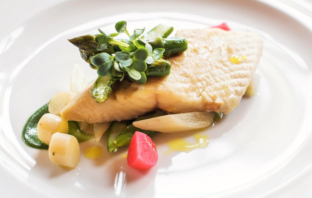 Köstlich: Bachsaiblingsfilet mit mariniertem Spargel
